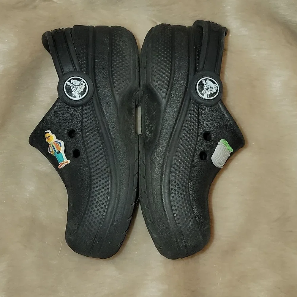 CROCS BLACK CLASSIC CLOGS, SIZE 6-7, WITH SESAME STREET JIBBITZ
